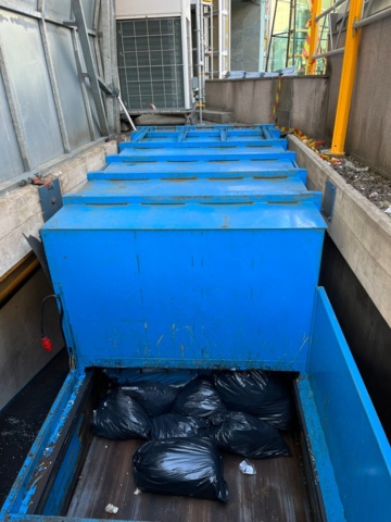 1042595-5 Garbage compactor with scissor lift table