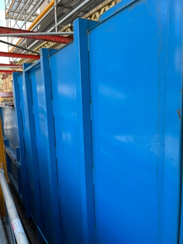 1042595-7 Garbage compactor with scissor lift table