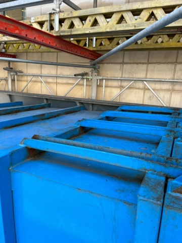 1042595-8 Garbage compactor with scissor lift table