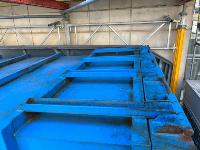 1042595-9 Garbage compactor with scissor lift table
