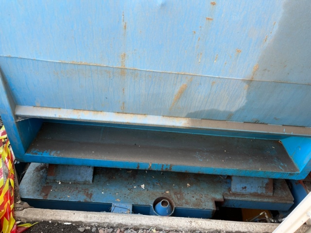 1042595-10 Garbage compactor with scissor lift table