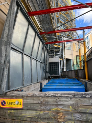 1042595-12 Garbage compactor with scissor lift table