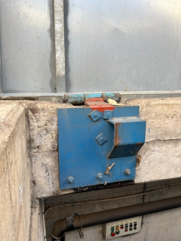 1042595-13 Garbage compactor with scissor lift table