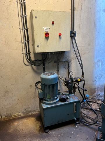 1042595-16 Garbage compactor with scissor lift table