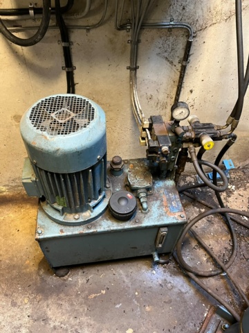 1042595-17 Garbage compactor with scissor lift table