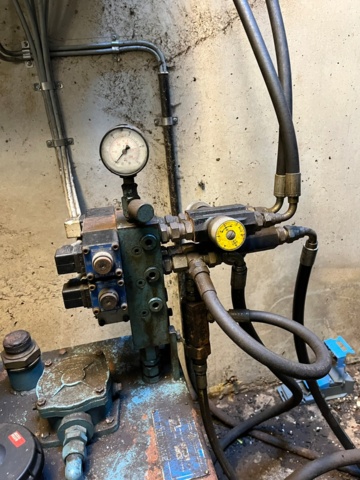 1042595-18 Garbage compactor with scissor lift table