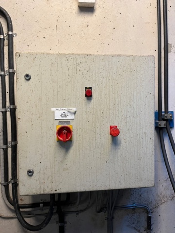 1042595-21 Garbage compactor with scissor lift table