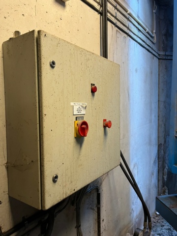 1042595-22 Garbage compactor with scissor lift table