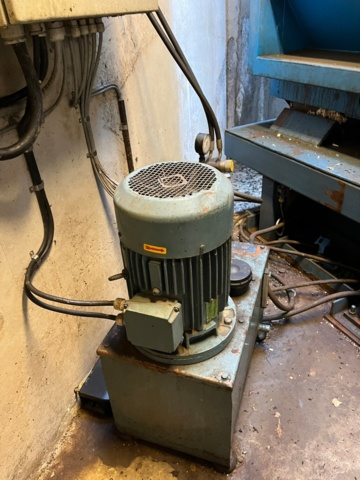 1042595-19 Garbage compactor with scissor lift table