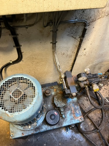 1042595-20 Garbage compactor with scissor lift table