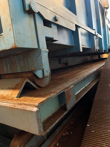 1042595-15 Garbage compactor with scissor lift table