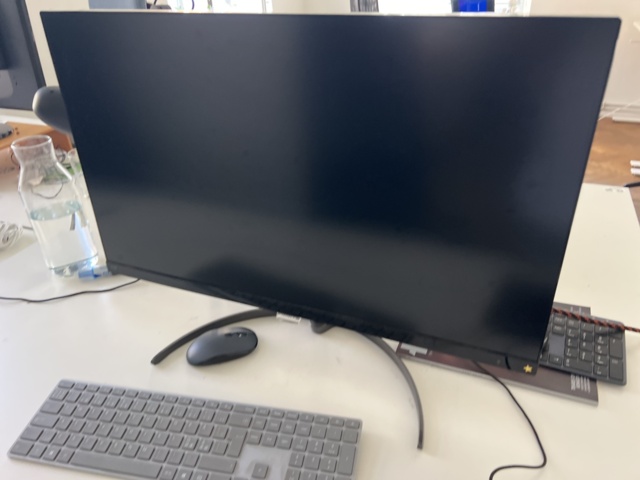 1023689-1 Desktop computer, monitors, keyboard and mouse