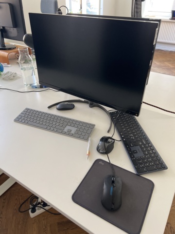 1023689-2 Desktop computer, monitors, keyboard and mouse