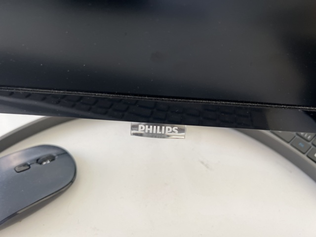 1023689-3 Desktop computer, monitors, keyboard and mouse