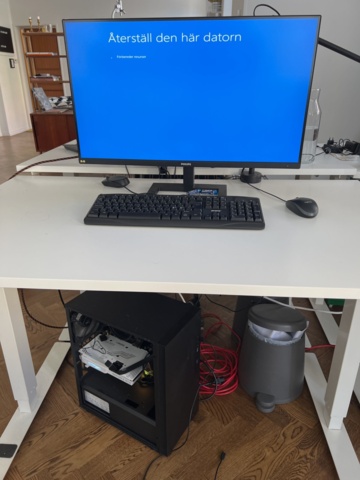 1023691-1 Stationär dator med tangentbord och mus