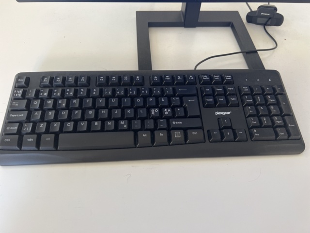 1023697-8 Stationär dator med skärm, mus och tangentbord