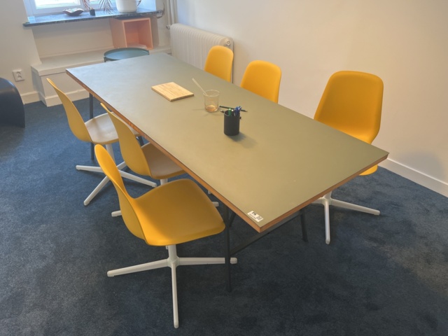 1023704-1 Conference furniture