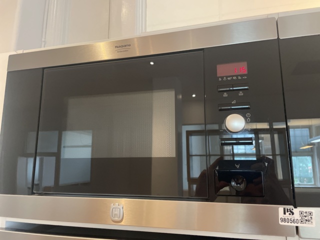 980560-2 2 microwave ovens from Electrolux