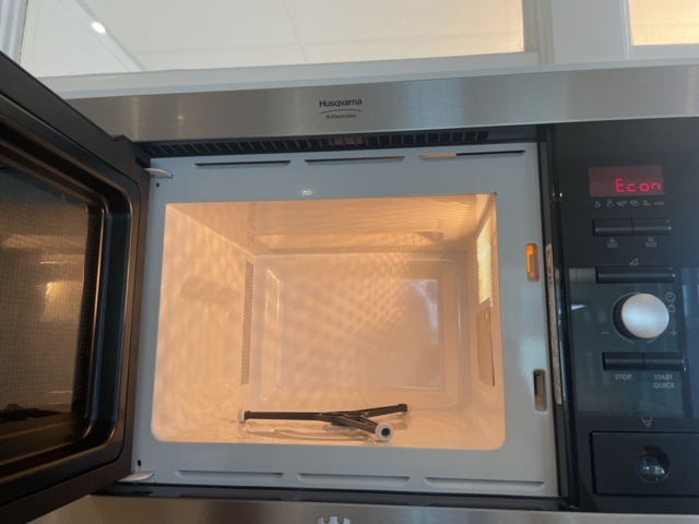 980560-4 2 microwave ovens from Electrolux