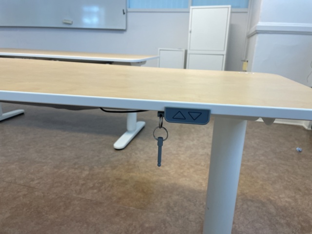 980574-3 Raise/lower desk