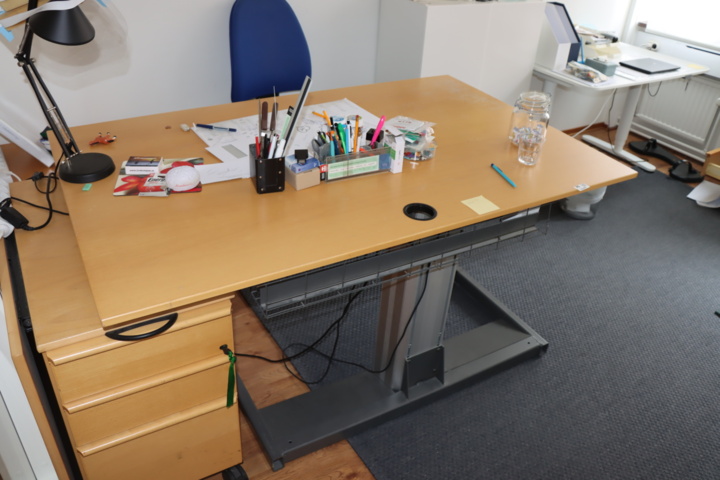 1033603-1 Raised/retractable Desk 160x100