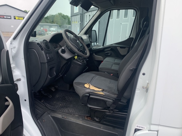 1044538-12 Renault Master Chassis Cab 3.5 T 2.3 dCi - 2012