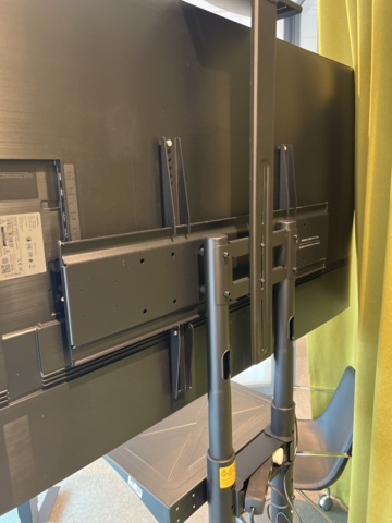 1023761-5 TV Samsung 65" with floor stand