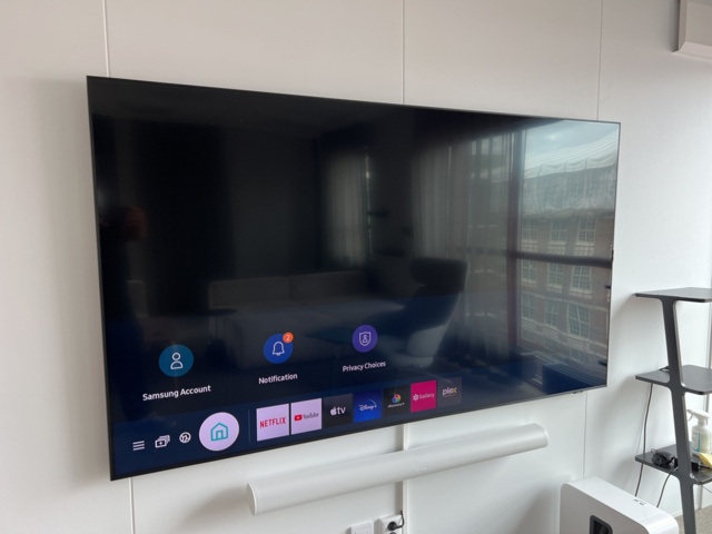 1023784-1 TV Samsung 80" with wall mount