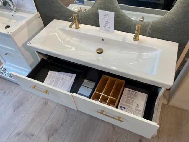 963450-4 Chest of drawers and double mirrors (Duobad Gripen 1300 &amp; Svedbergs Valje LED)