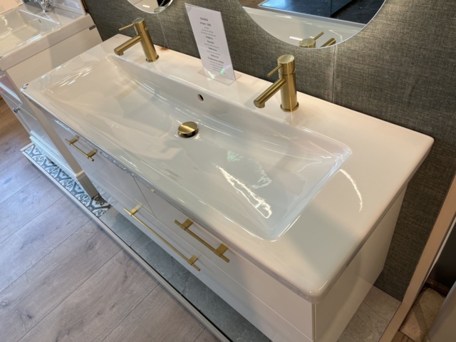 963450-5 Chest of drawers and double mirrors (Duobad Gripen 1300 &amp; Svedbergs Valje LED)