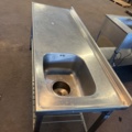 898113-2 Sink ho to the right folded back edge, grid undershelf. About 195x70x90 cm