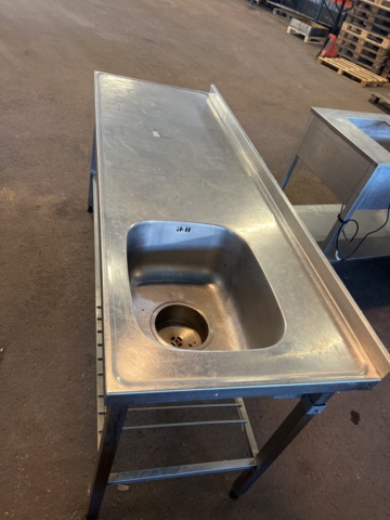 898113-2 Sink ho to the right folded back edge, grid undershelf. About 195x70x90 cm