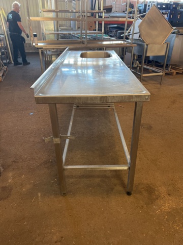 898113-3 Sink ho to the right folded back edge, grid undershelf. About 195x70x90 cm