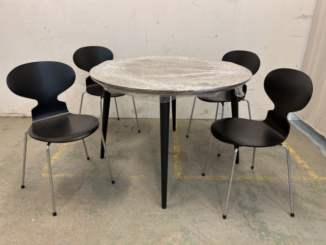 963560-1 Table & 4 chairs, Mio & Fritz Hansen