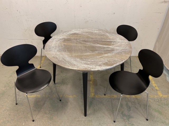 963560-13 Table & 4 chairs, Mio & Fritz Hansen