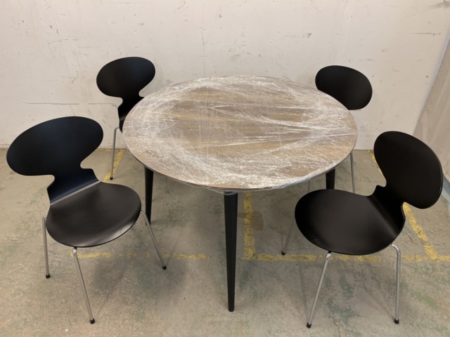 963560-2 Table & 4 chairs, Mio & Fritz Hansen