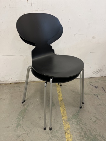 963560-5 Table & 4 chairs, Mio & Fritz Hansen