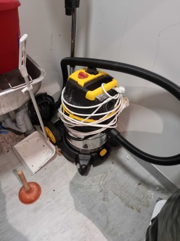 991721-1 Vacuum cleaner Stanley, clothes rack, shelves including contents etc