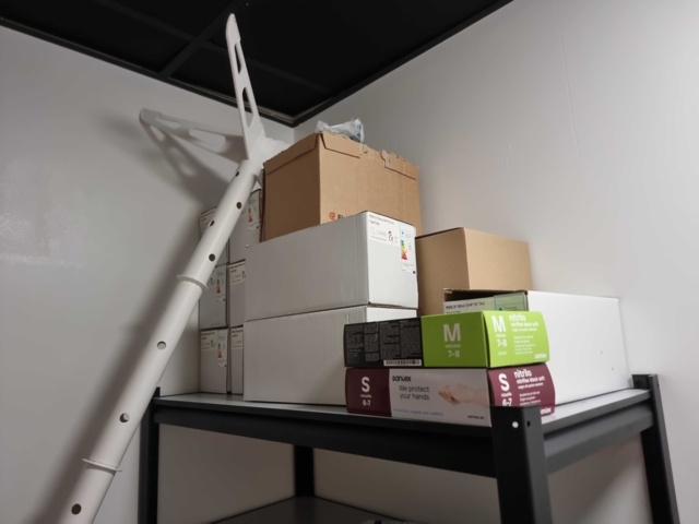 991721-3 Vacuum cleaner Stanley, clothes rack, shelves including contents etc