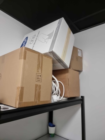 991721-7 Vacuum cleaner Stanley, clothes rack, shelves including contents etc