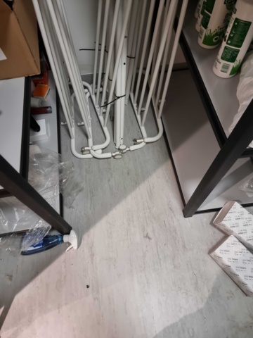 991721-8 Vacuum cleaner Stanley, clothes rack, shelves including contents etc