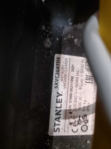 991721-9 Vacuum cleaner Stanley, clothes rack, shelves including contents etc