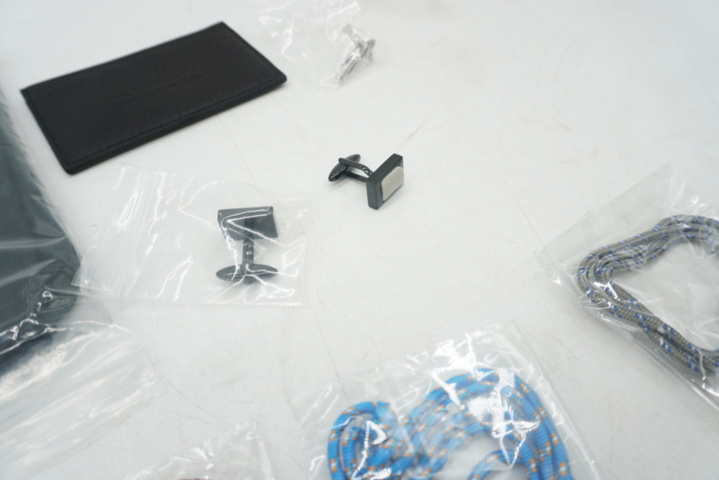 1053253-21 Blvckout herraccessoarer, 10 armband, t-shirt storlek M m.m. - frakt ingår