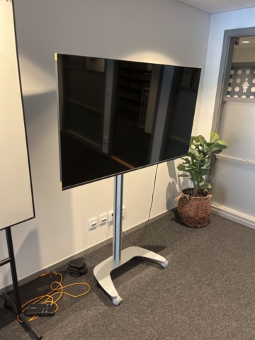 1013172-5 Conference room with Philips 55" TV, table & 16 chairs