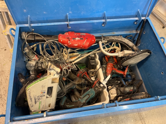 963604-1 Explosive box with various electric-hand machines