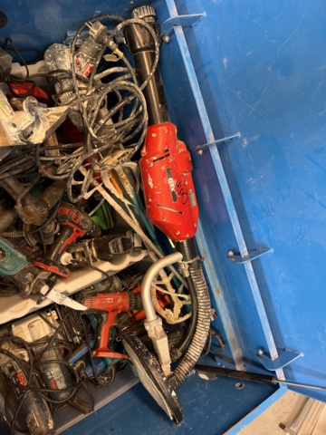 963604-4 Explosive box with various electric-hand machines