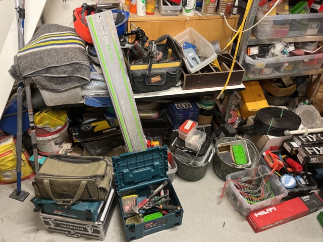 963607-4 Large collection of construction related items