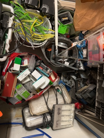 963607-6 Large collection of construction related items