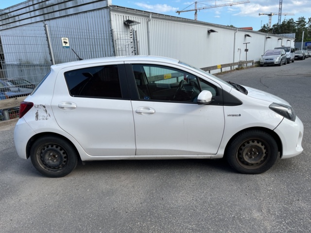 963580-5 Toyota Yaris Hybrid e-CVT, 101hp, 2015