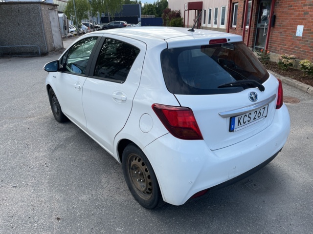 963580-8 Toyota Yaris Hybrid e-CVT, 101hp, 2015